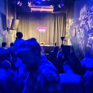 La sala del teatro/bar del maravilloso Blue Velvet, presentando los shows de Medio Crudo Stand Up